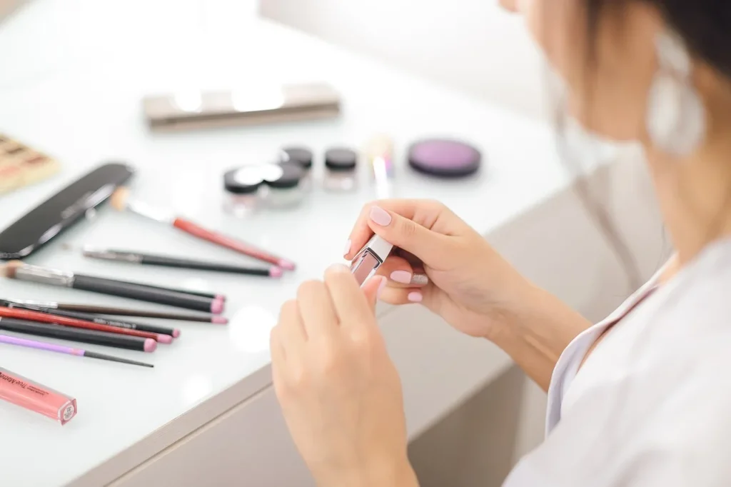 Maquillaje que cuida tu piel, la nueva tendencia del 2025