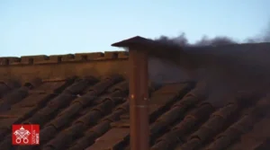 Se dio la primera fumata negra en el Cónclave