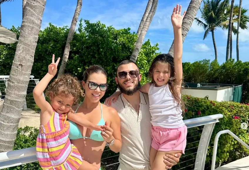 Ximena Duque y sus tres hijos.