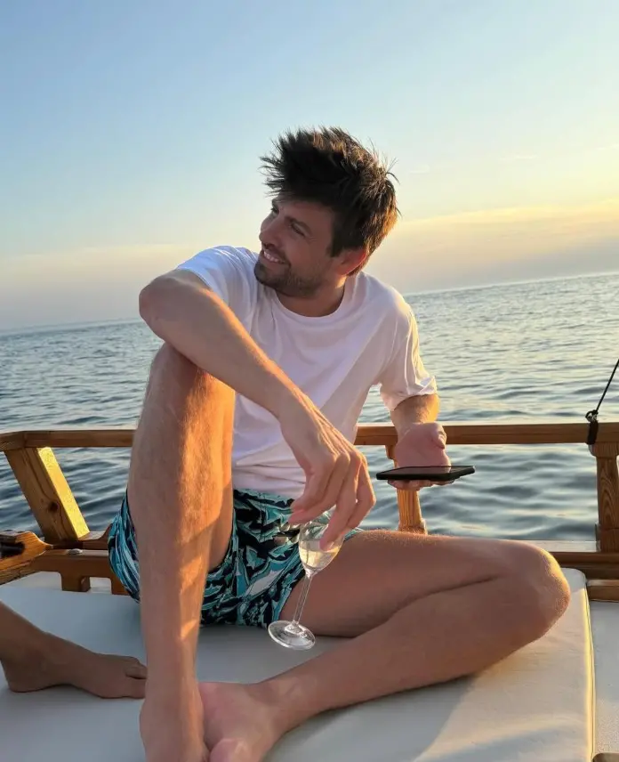 ¡Vuelve y juega! Piqué y Clara Chía son abucheados en Europa