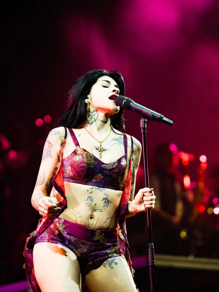 "Puedo ser tan frágil como una rosa o frágil como una bomba": el mensaje de Cazzu desde México 1 "Puedo ser tan frágil como una rosa o frágil como una bomba": el mensaje de Cazzu desde México