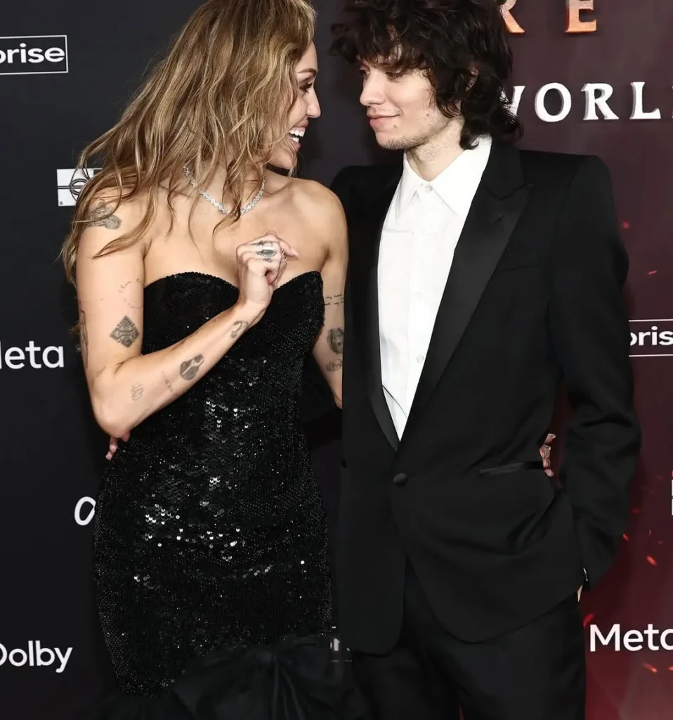 Miley Cyrus le vuelve a apostar al amor. ¡Está comprometida! 4 Miley Cyrus le vuelve a apostar al amor. ¡Está comprometida!