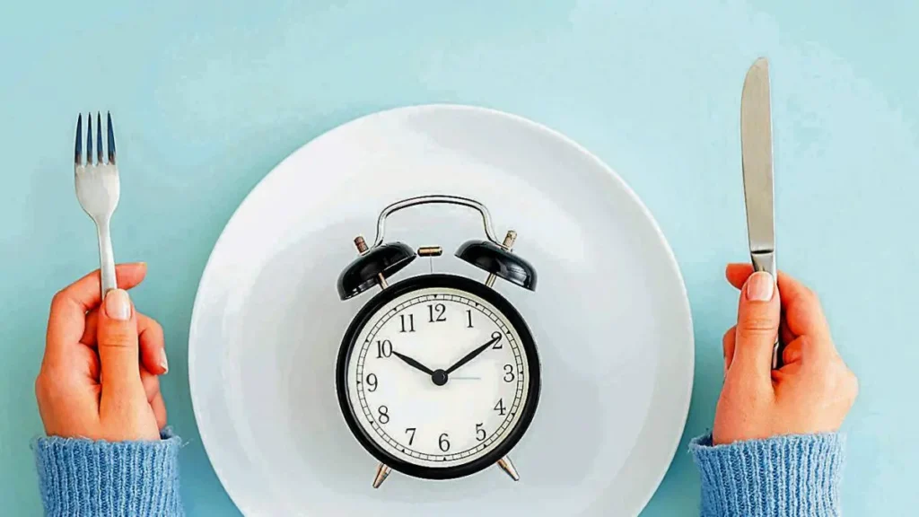 El ayuno intermitente plantea periodos prolongados sin ingerir alimentos como parte de un patrón alimentario. Foto: iStock. Fuente: El Tiempo.