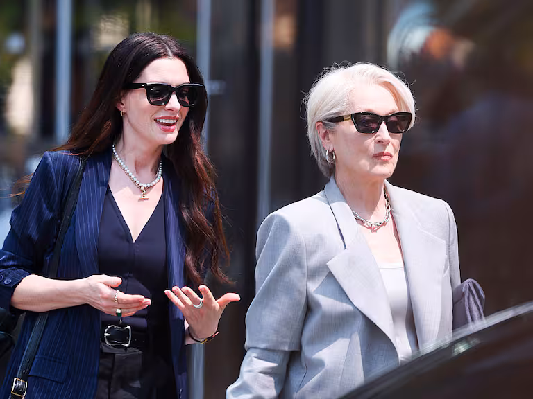 Meryl Streep y Anne Hathaway en el set de El diablo viste a la moda 2 en Nueva York. Foto: Aeon / GC Images. Vía Caracol Radio