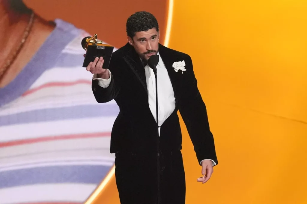 Bad Bunny celebra su triunfo en los Grammy 2026 al recibir el premio al Álbum del Año. Foto: Chris Pizzello / Invision / AP