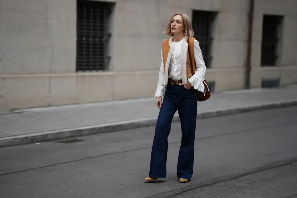Blusa boho en blanco roto combinada con jeans acampanados, una de las fórmulas más elegantes y fáciles para vestir en febrero de 2026. Foto: Getty Images