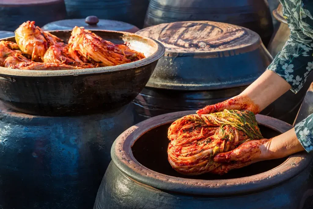El interés por los beneficios del kimchi ha puesto en el centro a este fermentado coreano, reconocido por su tradición y su impacto en la salud intestinal. Foto: Taste Korean Food
