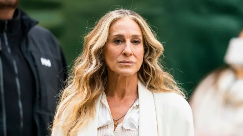 Sarah Jessica Parker durante el rodaje de And Just Like That…, la secuela de Sex and the City. Foto: Getty Images.