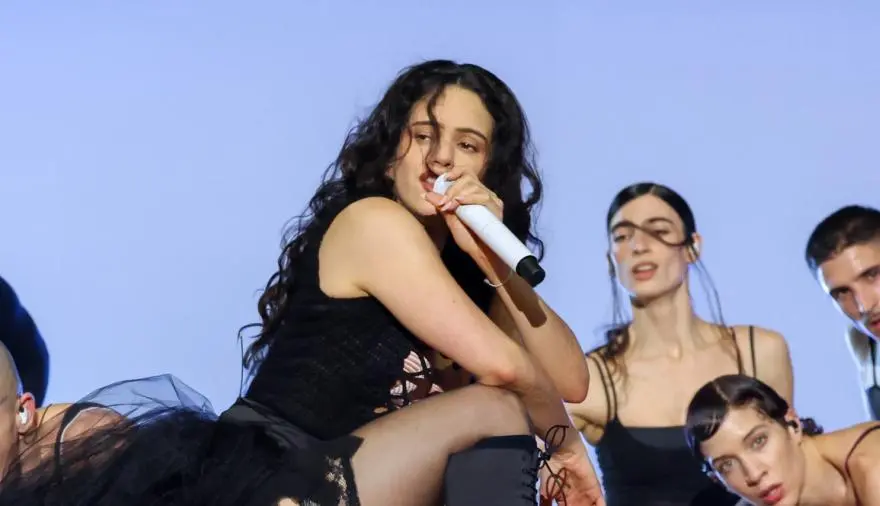 Rosalía durante su presentación en Milán, donde tuvo que interrumpir el show por problemas de salud. Foto: News Digitales.