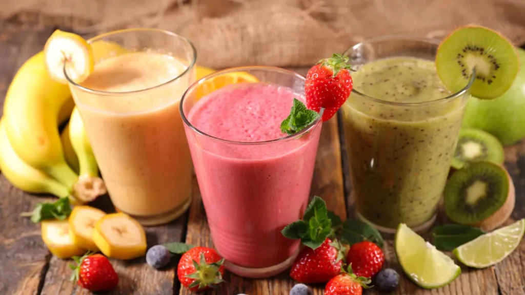 Algunas bebidas que parecen saludables, como los jugos y batidos, pueden tener más azúcar de lo que se cree. Foto: Hiraoka.