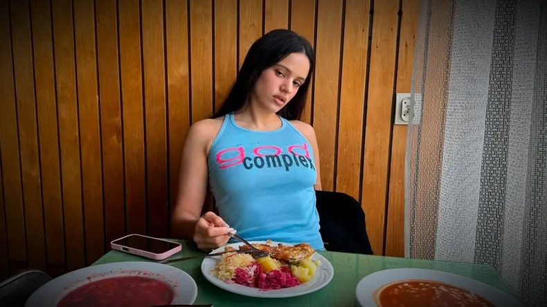 Rosalía sufre intoxicación y cancela su concierto en Milán: así evoluciona su salud 1 Rosalía sufre intoxicación y cancela su concierto en Milán: así evoluciona su salud