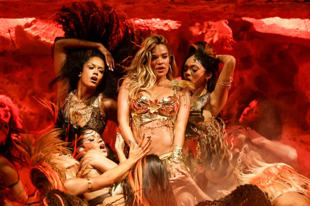 Karol G durante su explosiva presentación en Coachella 2026, un show cargado de energía, baile y puesta en escena. Foto: Christopher Polk / Billboard vía Getty Images.