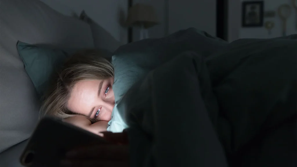 Muchas personas atribuyen el cansancio al despertar a la falta de horas de sueño, cuando en realidad algunos hábitos nocturnos pueden afectar la calidad del descanso. Foto: Infobae.