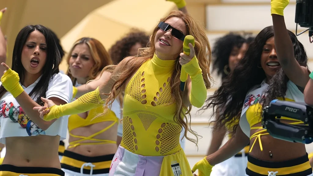 Shakira durante su presentación en la ceremonia inaugural del Mundial 2026, donde interpretó “Dai Dai” ante miles de asistentes y una audiencia global. Foto: El Colombiano / AFP.