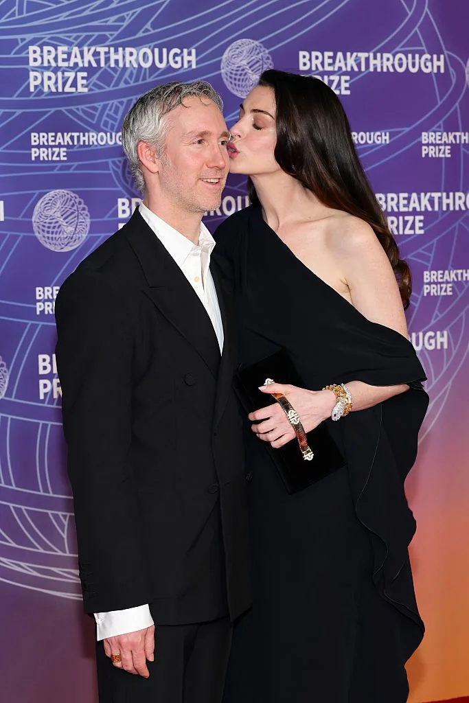 Anne Hathaway sorprende al anunciar que espera su tercer hijo a los 43 años 1 Anne Hathaway