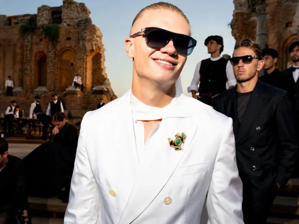 Erling Haaland asistió al desfile de Alta Sartoria de Dolce & Gabbana en Taormina, Sicilia, donde llamó la atención con un elegante traje color marfil y accesorios de lujo. Foto: ElSalvador.com.