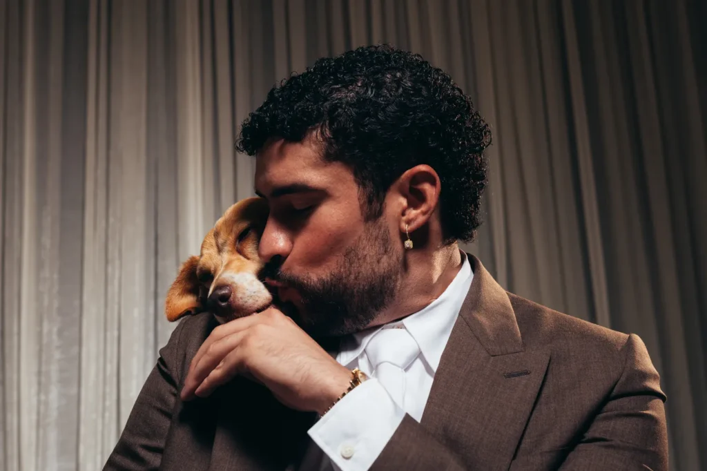 Bad Bunny y Sansa protagonizan una sesión especial para Dogue, en la que el cantante muestra su lado más cercano junto a su inseparable beagle. Crédito: Foto: Eric Rojas / Vogue México.