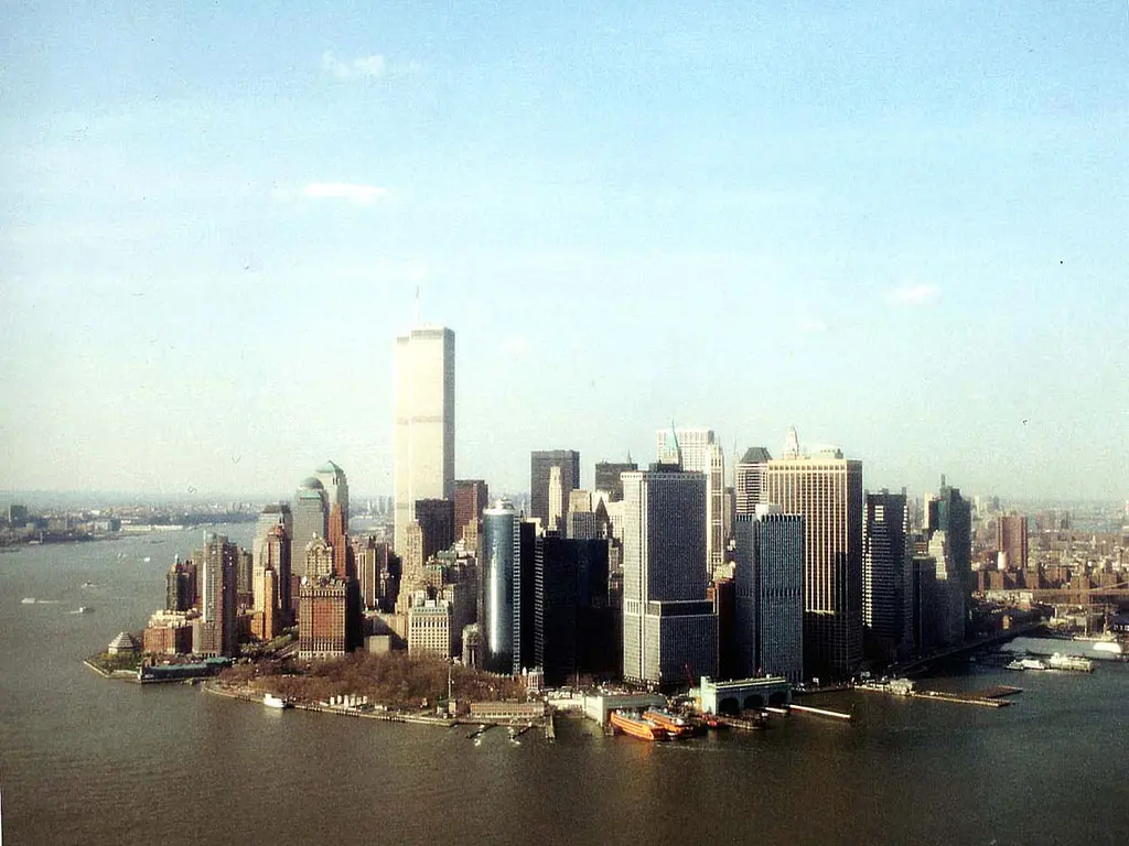Las Torres Gemelas formaron parte del paisaje de Nueva York hasta los atentados del 11 de septiembre de 2001, un acontecimiento que transformó profundamente a Estados Unidos. Foto: Vía WikiArquitectura.