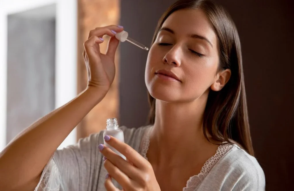 El skin flooding consiste en aplicar productos hidratantes en capas sobre la piel ligeramente húmeda para ayudar a conservar la hidratación y conseguir una apariencia más luminosa. Foto: Vía Pink Lady Beauty.